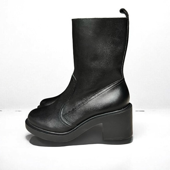 Andre Assous Shoes - 🌻NEW w/tags Andre Assous Gloria Chelsea Bootie Size 5.5